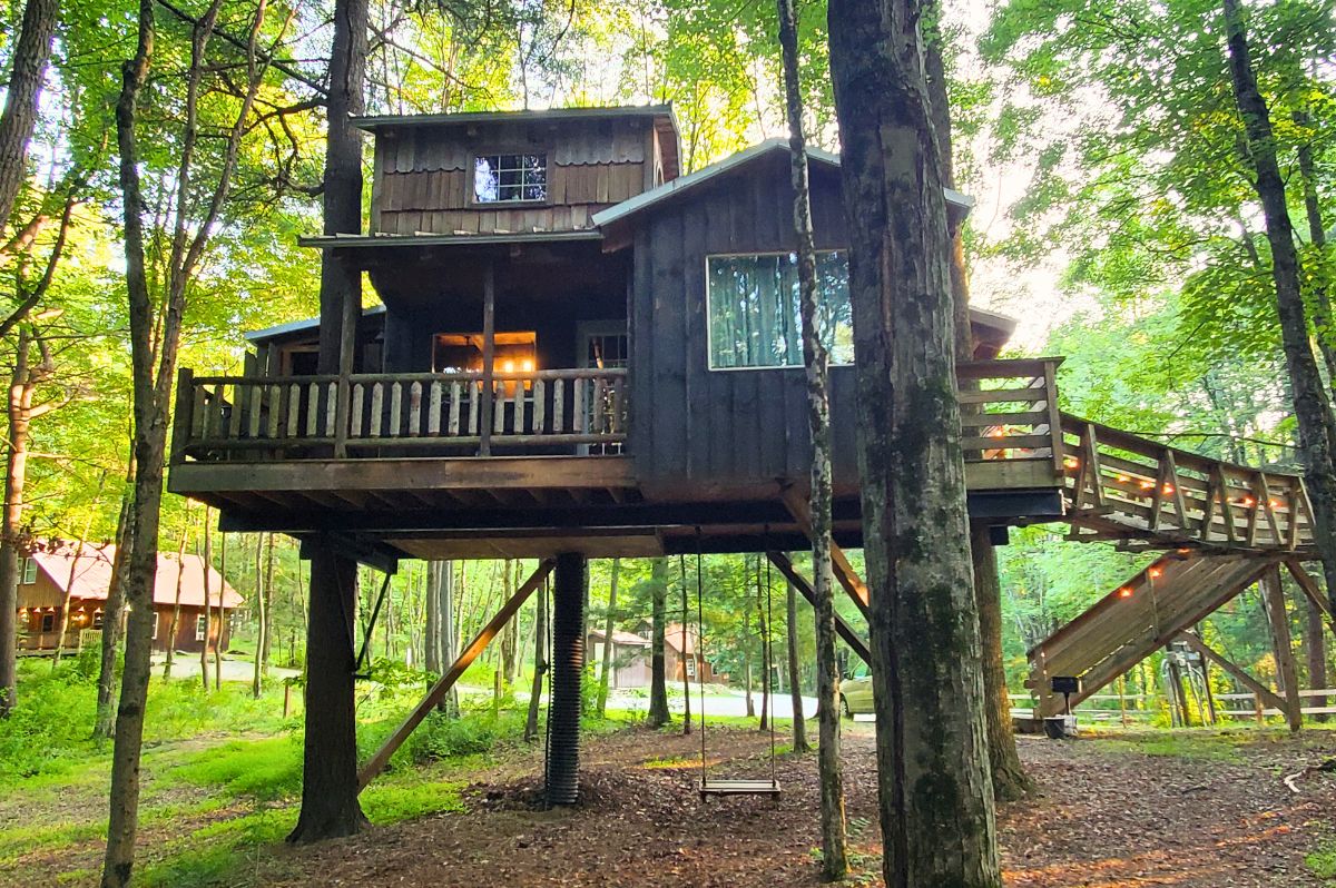 brown treehouse to stay in at Mohician